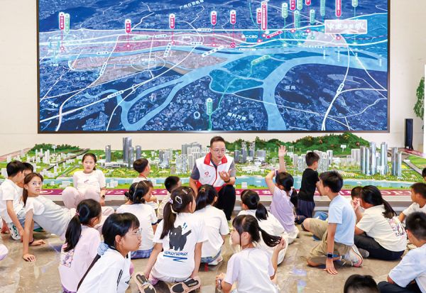 志愿者带领新就业群体子女了解城市建设故事