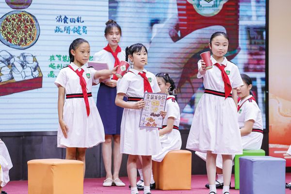 朝天小学少先队员介绍“雪梨百合饮”
