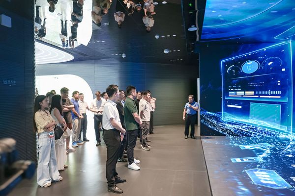 与会嘉宾共同参观白云区智慧城市展厅