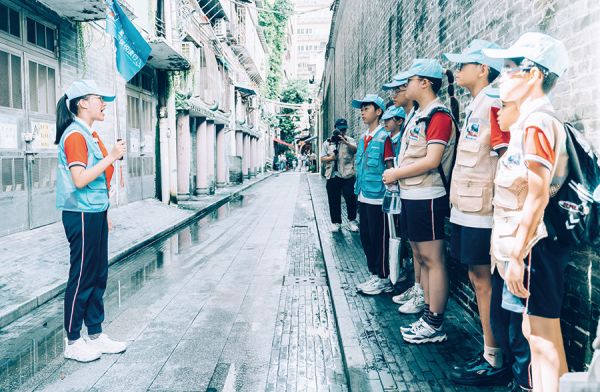 学生小导师现场讲解路线