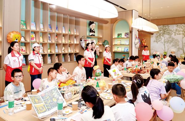 新就业群体子女在“伙伴计划”度过快乐假期
