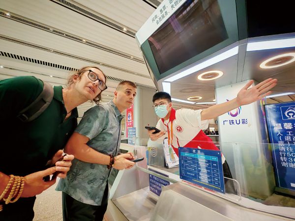 为外国旅客解答疑问