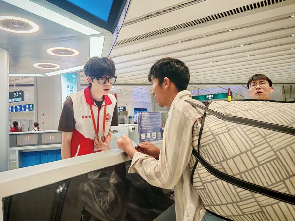 耐心倾听旅客询问