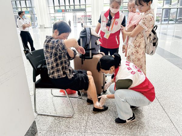 志愿者为旅客处理伤口