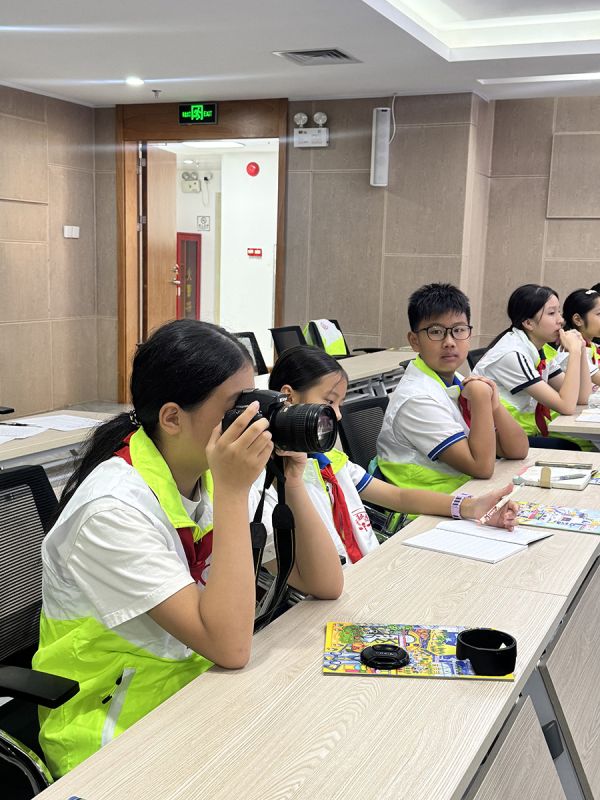 小记者在老师的指导下学习拍摄技巧