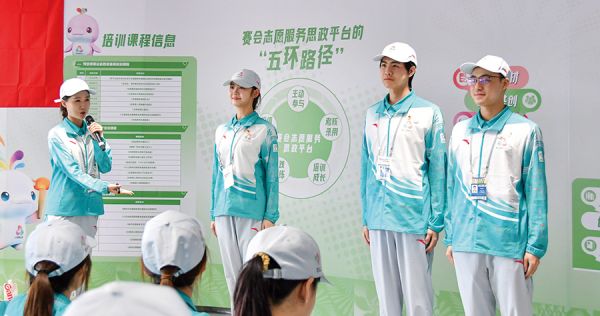 穗港澳三地志愿者在“小海豚思政工作坊”同台分享志愿经历和感悟 黄焯/摄