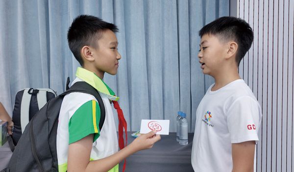 青少年向小记者分享在“伙伴计划”的成长感悟