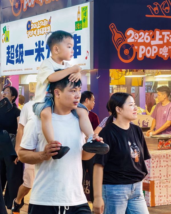一家三口游上下九夜市 袁彬/摄