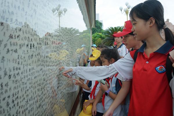 当地学生触摸运河建设者名字感悟时代奋斗精神