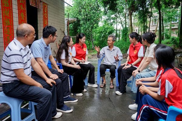 追光实践队师生带领中小学生入户访谈并记录口述史料
