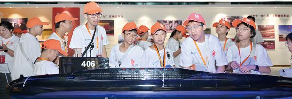 青少年参观广州市国防教育中心国防教育展馆