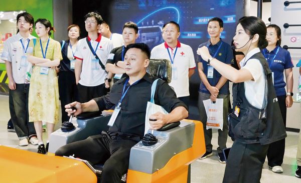 学员走进广州应急安全全民体验馆研习技能