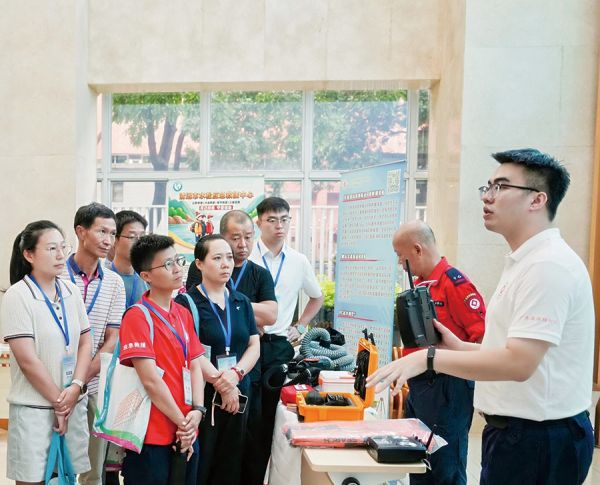 学员聆听应急救援装备讲解