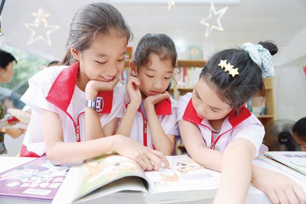 青少年在暑期志愿服务中收获快乐成长