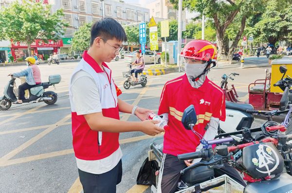 学生志愿者为外卖小哥送清凉