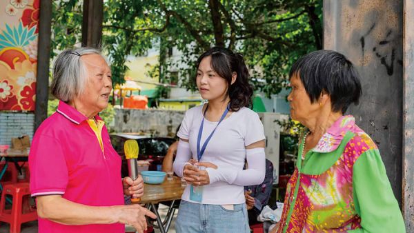 实践队队员与老人们忆往昔、话家常