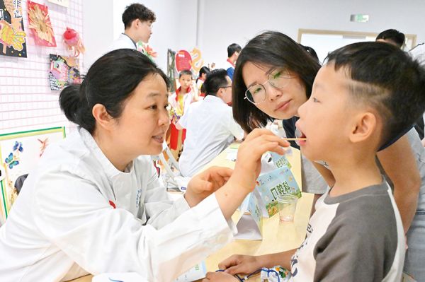 检查青少年口腔健康状况