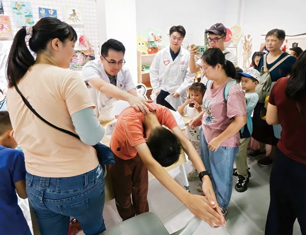 医生为青少年检查脊柱健康状况
