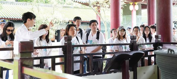 青年学子一同参观南海神庙