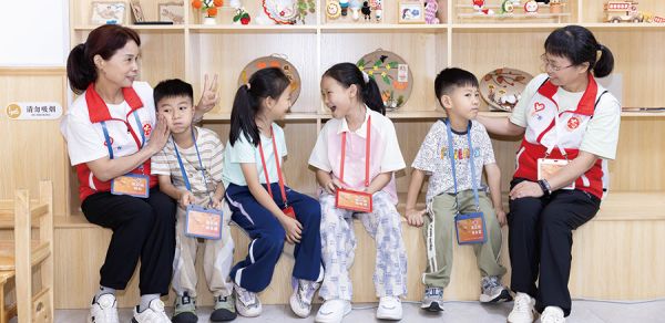 青少年暑期在志愿者的陪伴中收获快乐