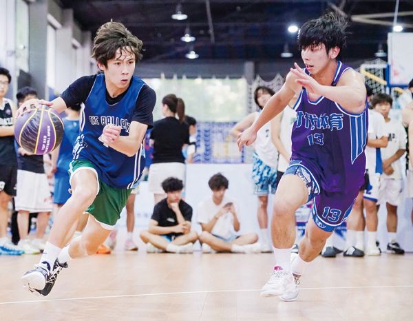 湾区学生在赛场上激烈攻防