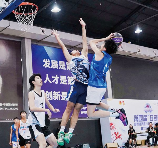 篮下对决尽显拼搏精神