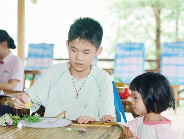 青少年制作干花团扇感受生态山林