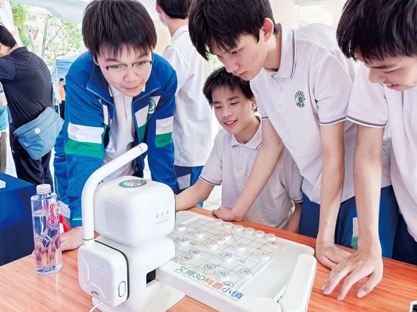 青少年体验AI对弈