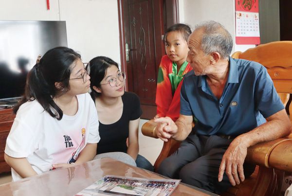 大学生(左一、左二)走访老党员,聆听红色故事 广东技术师范大学 陈彩玲/摄
