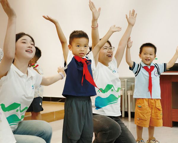 一起排练手势舞 广州幼儿师范高等专科学校 林海怡/摄