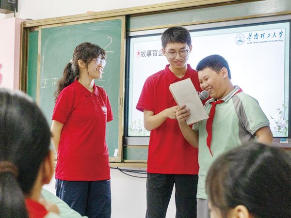 支教成员鼓励学生走上讲台朗读 华南理工大学 邓心海/摄