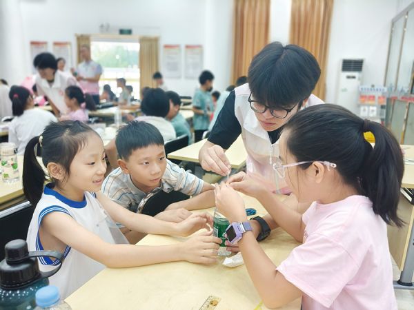 趣味小实验点亮青少年求知好奇心 广东工业大学 任睿怡/摄