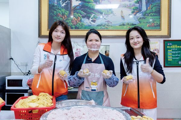参与制作当地非遗美食感受乡间烟火 广东财经大学 黄啟源/摄
