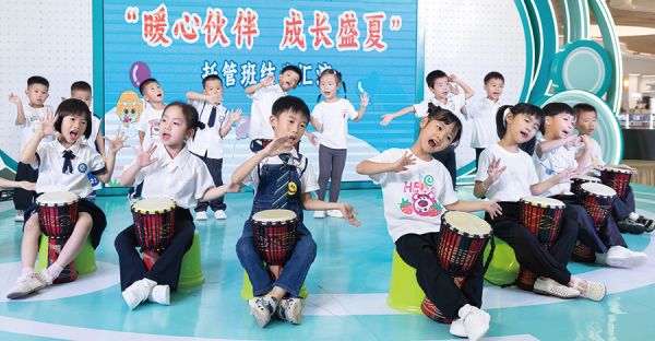 青少年在暑期爱心托管班度过精彩夏日