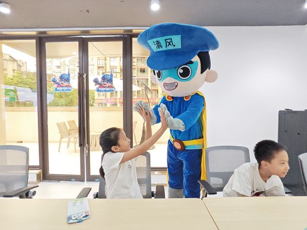 “清风侠”与青少年热情互动