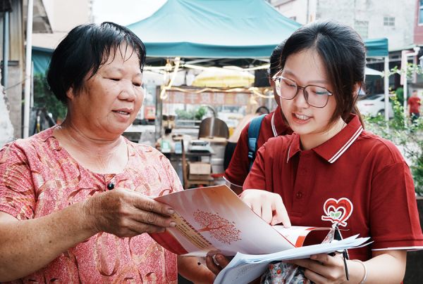 大学生下乡宣讲教育资助政策 广东财经大学 黄慧琦/摄