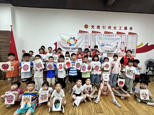 青少年在爱心托管班体验非遗文化