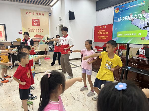志愿者带领青少年学习防身术