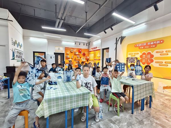 黄埔区“共青团·伙伴计划”爱心托管班开展扎染工坊活动