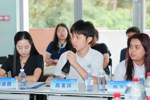 实习生在调研座谈会上发言