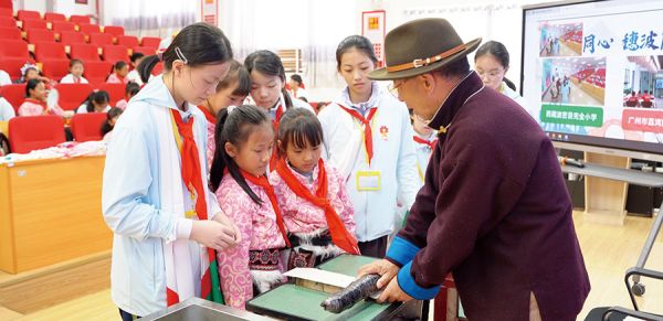 穗波两地青少年共同观摩体验藏族传统扎染技艺