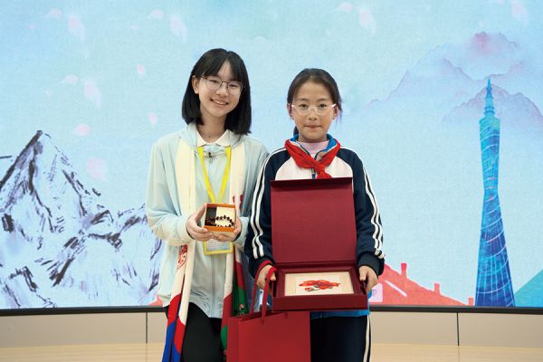 广州少年与波密青少年互赠结对礼物