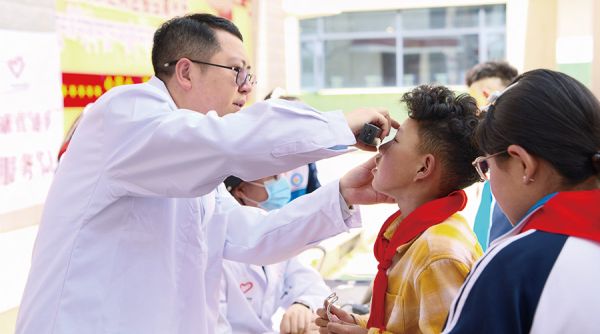 医护志愿者为当地学生进行视力筛查