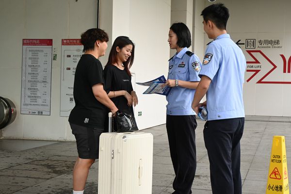 民警向新生开展反诈宣传