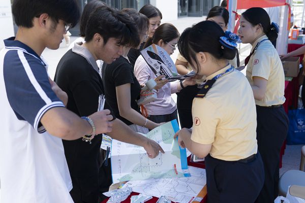 广州地铁工作人员为新生指引路线