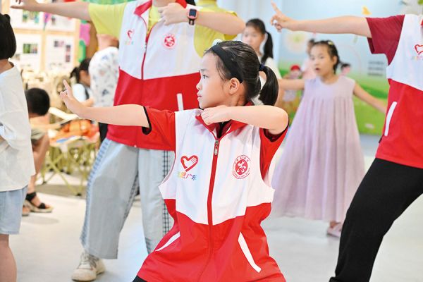 “小领队”带练八段锦锻炼身体