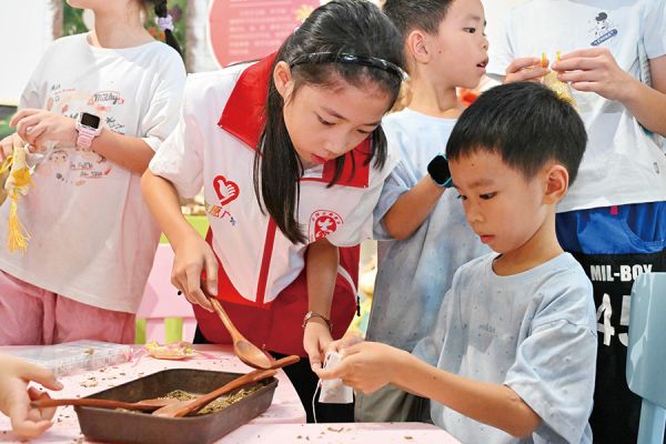 一起制作香囊感受中医药魅力