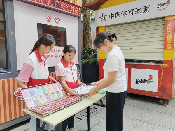 在志愿驿站开展禁毒宣传
