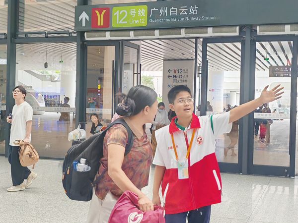 广州白云站志愿者为游客指引路线
