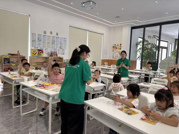 趣味课程吸引小朋友们积极参与